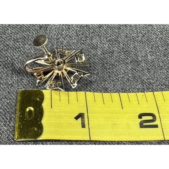 Vintage Screw Back Green Starburst Earrings - Picture 4 of 4